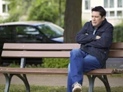 Apathisch und erschöpft sitzt Dr. Philipp Brentano (Thomas Koch) auf einer Bank im Park. Er wirft die Tabletten, die er eben noch nehmen wollte, weg und zertritt sie voller Wut. Verzweifelt, verwirrt und einem Kreislaufkollaps nahe, macht er sich auf den Weg in die Klinik, um sich für die schiefgegangene OP zu rechtfertigen.