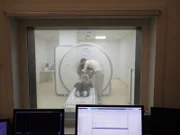 Lena Hütterer wird von Tibor Stöffel für ein Testergebnis ein MRT durchgeführt.