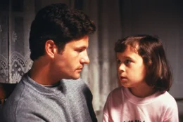 Louis (Dale Midkiff) und seine kleine Tochter Ellie (Blaze Berdahl).
