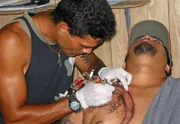 Tätowierer Olson Teriimarama bei der Arbeit. Traditionelle Tattoos sind für Touristen tabu. Er entwickelt seine Designs aus verschiedenen traditionellen Elementen.