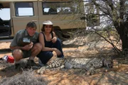 Auf Geparde trifft man auch in der südlichen Kalahari, dort wo Südafrika, Namibia und Botswana aneinandergrenzen. In dieser kargen Region gibt es kaum Bäume und Sträucher - nur Sand und Gestein. Die beiden Biologen Margie und Gus Mills (im Bild) kümmern sich intensiv um die Erforschung der hier lebenden Geparde. Christian Herrmann hat zusammen mit einem südafrikanischen Kamerateam die Biologen bei ihren Forschungsarbeiten begleitet.