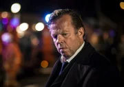 Kommissar Wallander (Krister Henriksson) fragt sich, ob er einen Fehler gemacht und den aus der Haft entlassenen Brandstifter falsch eingeschätzt hat.
