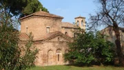 Außenaufnahme des Mausoleum der Kaiserin Galla Placidia in Ravenna. Erbaut von 425 - 430 n. Christus. Die Kaiserin liegt nicht in diesem Mausoleum. Im Inneren befinden sich prachtvolle Mosaiken.
