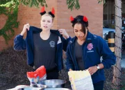 Chicago Fire Eine Minute - One Minute Staffel 1, Episode 4 Happy Halloween: Lauren German als Leslie Shay, Monica Raymund als Gabrielle Dawson