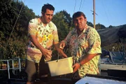Otto (Hasan Ali Mete, l.) möchte das Boot startklar machen. Richter Moosleitner (Peter Rappenglück, r.) hilft beim Wasser schöpfen.