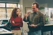 Der zehnte Jahrestag von Jim (Jim Belushi, r.) und Cheryl steht vor der Tür. Da er keine Ahnung hat, was er ihr Besonderes schenken soll, beauftragt er Dana (Kimberly Williams-Paisley, l.), sich etwas zu überlegen ...