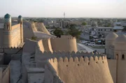 In Usbekistan ist Wasser seit eh und je ein kostbares Gut. Ein Großteil des zentralasiatischen Landes, das keine Verbindung zum Meer hat, besteht aus Wüsten- und Steppenlandschaften.