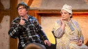 SWR COMEDY SCHEUNE, "Rot-Kreuz / Busfahrt". Schwäbisch-trockener Humor und lustige Geschichten aus dem Alltag: Anstatt sich eine Maß Bier und eine Bratwurst auf dem Volksfest schmecken zu lassen, essen Hillu's Herzdropfa trockenes Brot vor dem Festzelt. Vor lauter Sicherheitsregeln finden Die Gscheidles kein geeignetes "Opfer" beim Rotkreuzdienst. Ein lustiger Abend für die Fernsehzuschauerinnen. v.l.n.r: Franz Auber und Hillu Stoll (Hillu’s Herzdropfa)