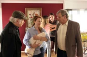 Als Edwin (Tilo Prückner, l.) und Günter (Wolfgang Winkler, r.) Brenners Witwe (Hannah von Peinen, M.) vom Tod ihres Mannes unterrichten, hat diese ihn noch gar nicht vermisst. Als Vertreter war er ständig unterwegs und hat seine Frau und die vier Töchter (mit Tabea Willemsen, h.l. und Emmi Charlotte Hoffmann, h.r.) so gut wie nie gesehen.