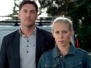 Maria (Eva Röse) und ihr Kollege Patrik (Reuben Sallmander) jagen ein Phantom.