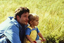 Louis (Dale Midkiff) und sein kleiner Sohn Gage (Miko Hughes).