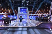 Moderator Jörg Pilawa (M.) mit den Kandidaten des Teams "Lichter": Horst (l.) und Nada Lichter (2.v.l.), Fernsehkoch und Moderator mit Ehefrau. Diese spielen gegen das Rateteam: Marie-Lousie Finck (3.v.r.), Eckard Freise (2.v.r.) und Thorsten Zirkel (r.).