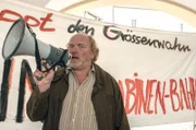 Der Betreiber eines beliebten, aber in die Jahre gekommenen Berchtesgadener Sessellifts wird in der Gaststube seiner Bergstation erstochen aufgefunden. Könnte Peter Pfitzer (Ferdinand Dörfler), Chef einer Bürgerinitiative, die vehement gegen die Modernisierung des Lifts protestiert, den Mord begangen haben?