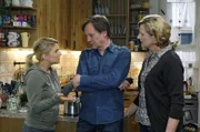 Anna (Jeanette Biedermann, l.) ist auf Armin (Rainer Will, M.) wütend, dass er das Restaurant erweitern will. Susanne (Heike Jonca, r.) ist auch nicht glücklich, dass Armin schon einen Termin mit dem Architekten ausgemacht hat.