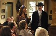 Trixi schickt den sich sträubenden Mike verkleidet als Rhett Butler ins Rennen für die neue Brauerei-Werbekampagne. Von links: Trixi (Doreen Dietel) und Mike Preissinger (Harry Blank).