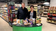 Björn Freitag (l) und Stiftung Warentest-Expertin Ina Bockholt nehmen das Sortiment an Fleischersatzprodukten genau unter die Lupe.