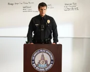 Officer John Nolan (Nathan Fillion) motiviert seine Kollegen für den Einsatz.