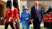 Als Donald Trump im Juli 2018 die Queen auf Windsor Castle besuchte, verstieß er gleich mehrfach gegen die Hofetikette: er ließ die Monarchin warten und lief vor ihr die Königliche Garde ab.