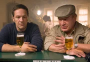 Andreas Zielonka (Max Gertsch, l.) und sein Vater Hans Zielonka (Michael Hanemann, r.) fachsimpeln in der Kneipe.