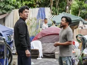 Adam Noshimuri (Ian Anthony Dale, l.); Bodhi (Dionysio Basco, r.)