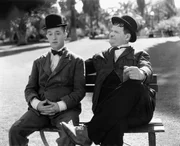 Ollie - Dick (Oliver Hardy) (r) und Stan - Doof (Stan Laurel) (l); ONE DICK UND DOOF ALS REKRUTEN