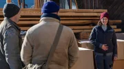 Sophie (Janina Flieger) wäre es lieber gewesen, Toni (Roland Frey, mi.) und Niki (Nikolaus König, li.) hätten auf andere Art und Weise von ihrer Schwangerschaft erfahren.