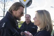 Mick (Henning Baum) erlebt, wie Udo (Jürgen Tarrach) eine junge Mutter triezt, und greift beherzt ein.
