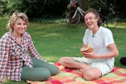 A bread in a park: Sabine und Raphael entspannen sich.