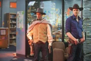 Würden gerne die 100.000 Dollar gewinnen: Abed (Danny Pudi, l.) und Jeff (Joel McHale, r.) ...