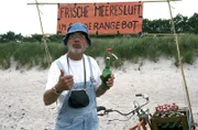 Peter bietet die in Flaschen abgefüllte Meeresluft überall zum Verkauf an. Vielleicht kann er so ja seinen Urlaub finanzieren.