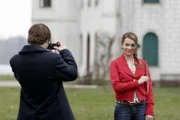 Die anfänglich angespannte Stimmung löst sich und Bruno (Tim Sander, l.) und Hannah (Laura Osswald, r.) haben Spaß miteinander.