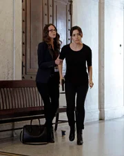 (v.l.n.r.) Sameen Shaw (Sarah Shahi); Root (Amy Acker)