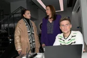 Emily (Anne Menden, l.), Katrin (Ulrike Frank) und Moritz (Lennart Borchert) erkennen, dass ihre Ideen von der Konkurrenz kopiert wurden.