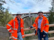 Checker Julian (links) an der Echelsbacher Brücke: Er besucht eine der größten Brücken-Baustellen in Deutschland, zusammen mit Christoph Prause vom Staatlichen Bauamt Weilheim.