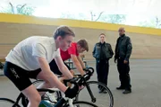 Nur einen Tag nach seinem schweren Sturz trainiert Nachwuchsfahrer Malte (Emil von Schönfels, l.) an der Seite seines besten Freundes Jonathan (Luke Röntgen, 2.v.l.). Nina Sieveking (Wanda Perdelwitz, 2.v.r.) und Lukas Petersen (Patrick Abozen, r.) beobachten die beiden Freunde, die auf der Radrennbahn Konkurrenten sind.