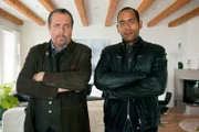Beissl (Andreas Giebel, l.) und Jerry (Peter Marton, r.) sind ärgerlich, weil Klaus Leibold von dem Entführer kein Lebenszeichen von seiner Frau verlangt hat.