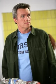 Ist etwas überrascht, dass sein Sohn Axl den Captain der Cheerleader datet: Mike.