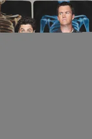 (2. Staffel) - Der Hausmeister (Neil Flynn, r.) des Sacred Heart Hospitals macht insbesondere J.D. (Zach Braff, l.) das Leben schwer ...