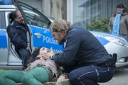 Im Gegensatz zu seinem Streifenkollegen Udo Bickenberg (Jürgen Tarrach, l.), der nur Dienst nach Vorschrift macht, bringt sich Mick (Henning Baum, r.) immer voll ein und hat keine Berührungsängste vor kollabierenden Drogensüchtigen (Nathalie Taly Journo) ...