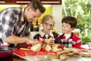 Alexander Kumptner mit David und Noah.
