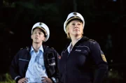 Nele Fehrenbach (Floriane Daniel, r.) und Pirmin Spitznagel (Simon Werdelis, l.) kommen zu einer nächtlichen Schüler-Party, auf der Alkohol und Drogen im Spiel sind.