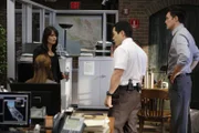 Teresa Lisbon (Robin Tunney, hinten l.) teilt Grace (Amanda Righetti, vorne l.), Wayne (Owain Yeoman, r.) und Kimball (Tim Kang, M.) mit, dass ihnen der Red John-Fall entzogen wurde ...