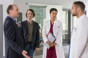 Berger (Horst Günter Marx, l.) informiert Dr. Matteo Moreau (Mike Adler, r. mit Jane Chirwa, 2.v.r.) darüber, dass die Handrekonstruktions-OP nicht stattfinden kann. Stattdessen soll er Bruno Meier (Kilian Land, 2.v.l.) die Ohren anlegen!