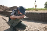 Sara Gebhardt nimmt Messungen an der Ausgrabungsstätte Pi Ramesses in Ägypten vor.
