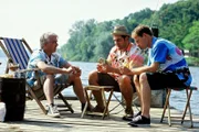 Felix (Christoph M. Ohrt, l.) befindet sich in einer Art Lebenskrise. Vor Gericht hat es ihm in einem Prozess förmlich die Sprache verschlagen. Otto (Hasan Ali Mete, M.) schägt vor, gemeinsam ein Boot zu kaufen und sich ein schönes Leben in der Karibik zu machen. Erst einmal wird der Müßiggang am Wannsee geübt. Mit von der Partie ist auch Kollege Vanderheiden (Luc Veit, r.) ...