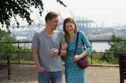 Rendezvous: Piet Wellbrook (Peter Fieseler, l.) ist mehr als angetan von der blinden Ragna Blumberg (Lisa Hagmeister, r.).