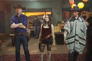 In Greendale findet ein grosses Paintball-Event statt, bei dem der Sieger 100.000 Dollar bekommt. Klar, dass unter anderem Jeff (Joel McHale, l.),  Annie (Alison Brie, M.) und Abed (Danny Pudi, r.) gewinnen wollen ...