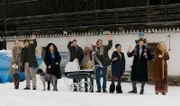 v.l.n.r.: Anna (Sophie von Kessel), Ben (Misel Maticevic), Rosalie (Gundi Ellert), Stefan (Frederic Linkemann), Miriam (Anneke Schwabe), Tom (Fabian Hinrichs), Malia (Cynthia Micas), Vince mit Sharif (Marc Hosemann, Arian Montgomery) und Susan (Petra Schmidt-Schaller)