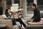 Eigentlich haben Walden (Ashton Kutcher, r.) und Alan besprochen, dass Zoey (Sophie Winkleman, M.) und Ava (Talyan Wright, l.) wieder ausziehen müssen, damit die beiden Männer ihr altes Leben zurückbekommen. Doch Walden hält sich nicht an die Abmachung, was Alan ins Krankenhaus bringt ...