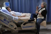 Nachdem Alan (Jon Cryer, l.) einen kleinen Herzinfarkt erleidet, erscheint ihm Charlie (Kathy Bates, r.) als Geist an seinem Krankenbett ...